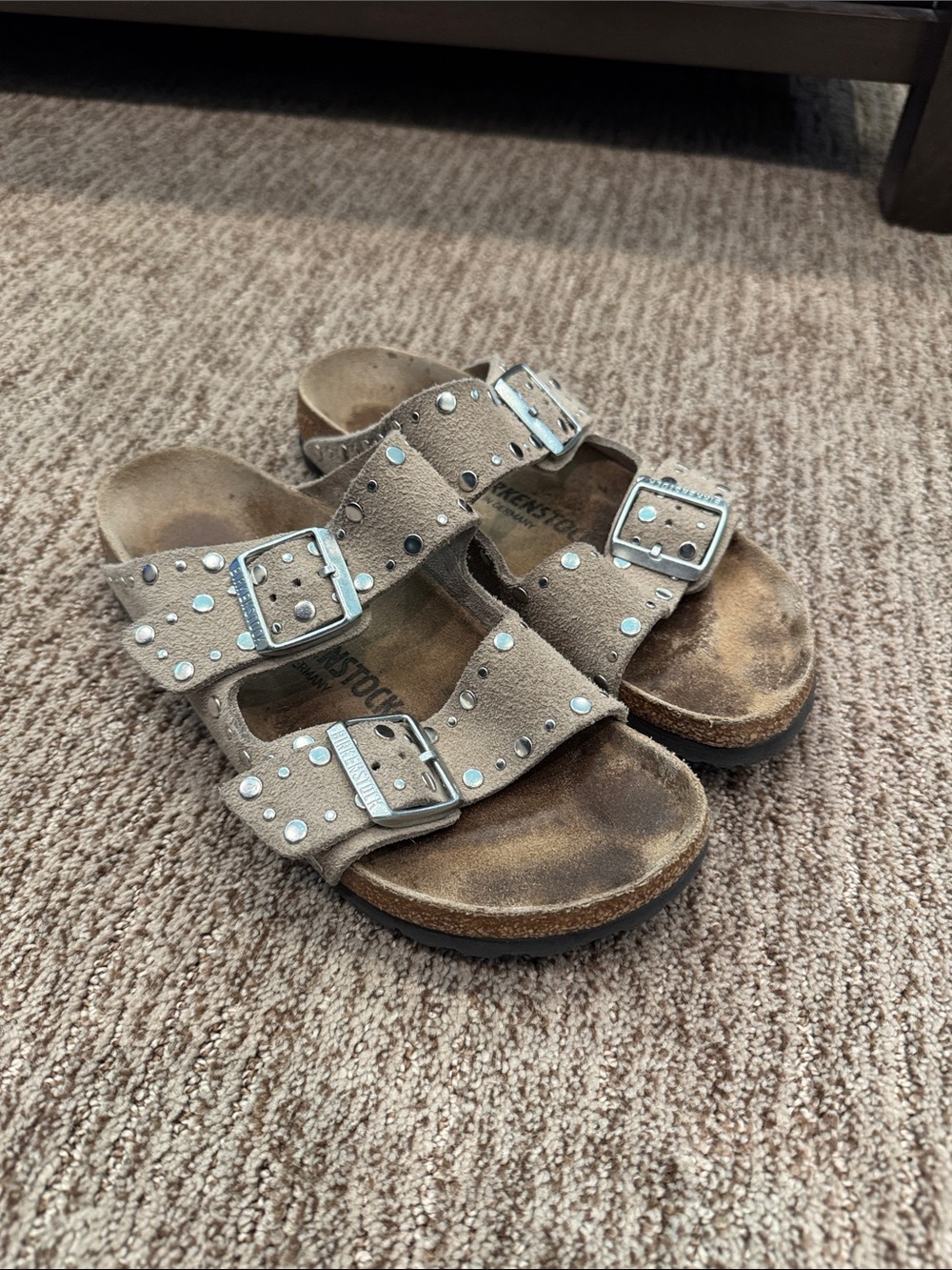 Birkenstock Studded Arizona sandals in Taupe Suede